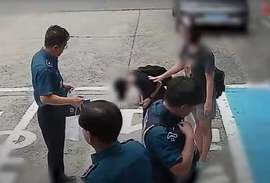 A군이 사온 간식거리를 경찰관에게 전달한 뒤 90도로 꾸벅 인사하고 있는 모습.  [경찰청 유튜브]